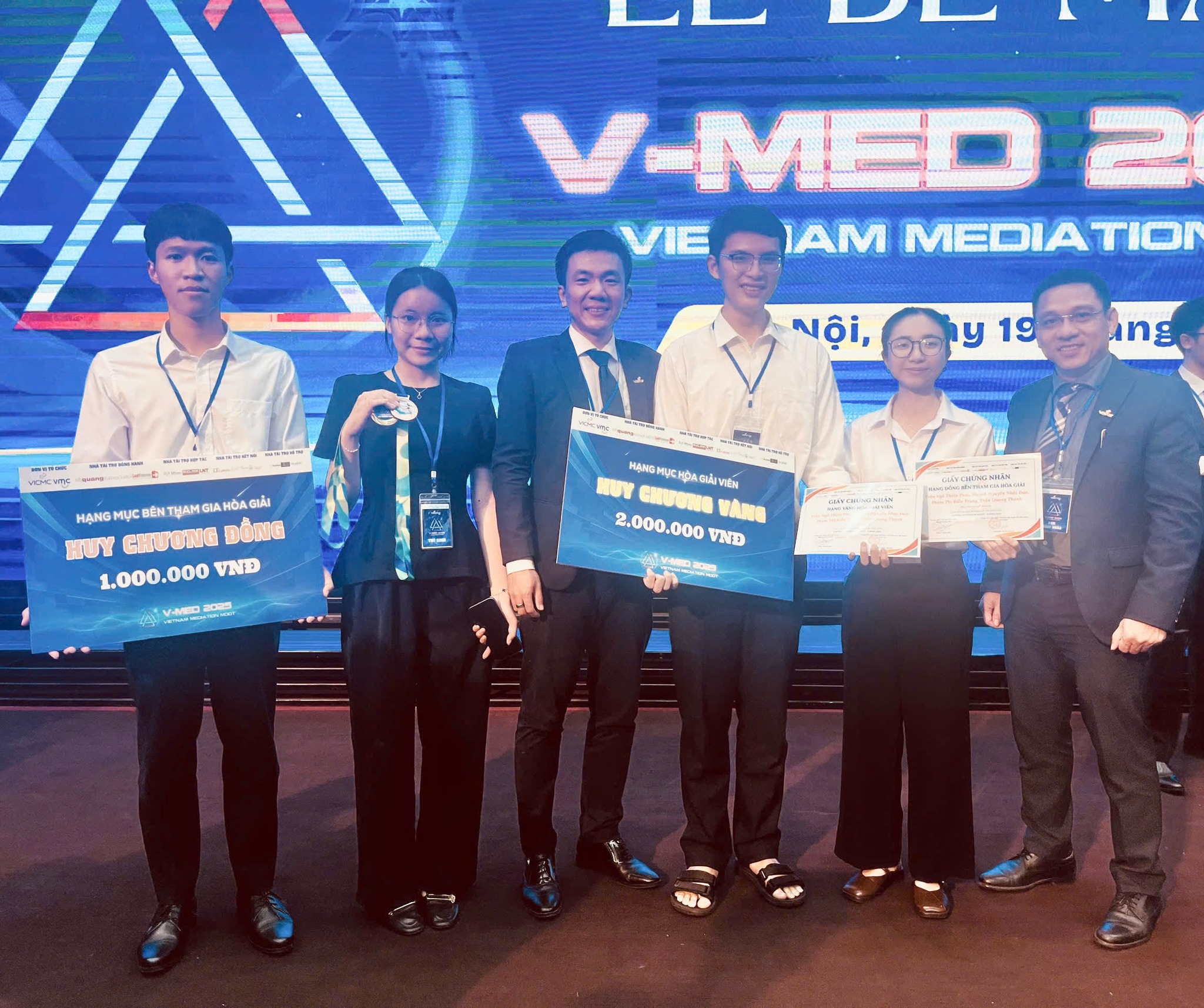 Đội thi WAVE OF WORDS - Khoa KHXH&NV xuất sắc giành Huy chương vàng - Hạng mục Hoà giải viên trong cuộc thi Hòa giải thương mại Việt Nam V-MED 2025