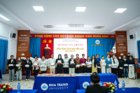 Trao quà hỗ trợ sinh viên ngành Luật bị ảnh hưởng lũ lụt