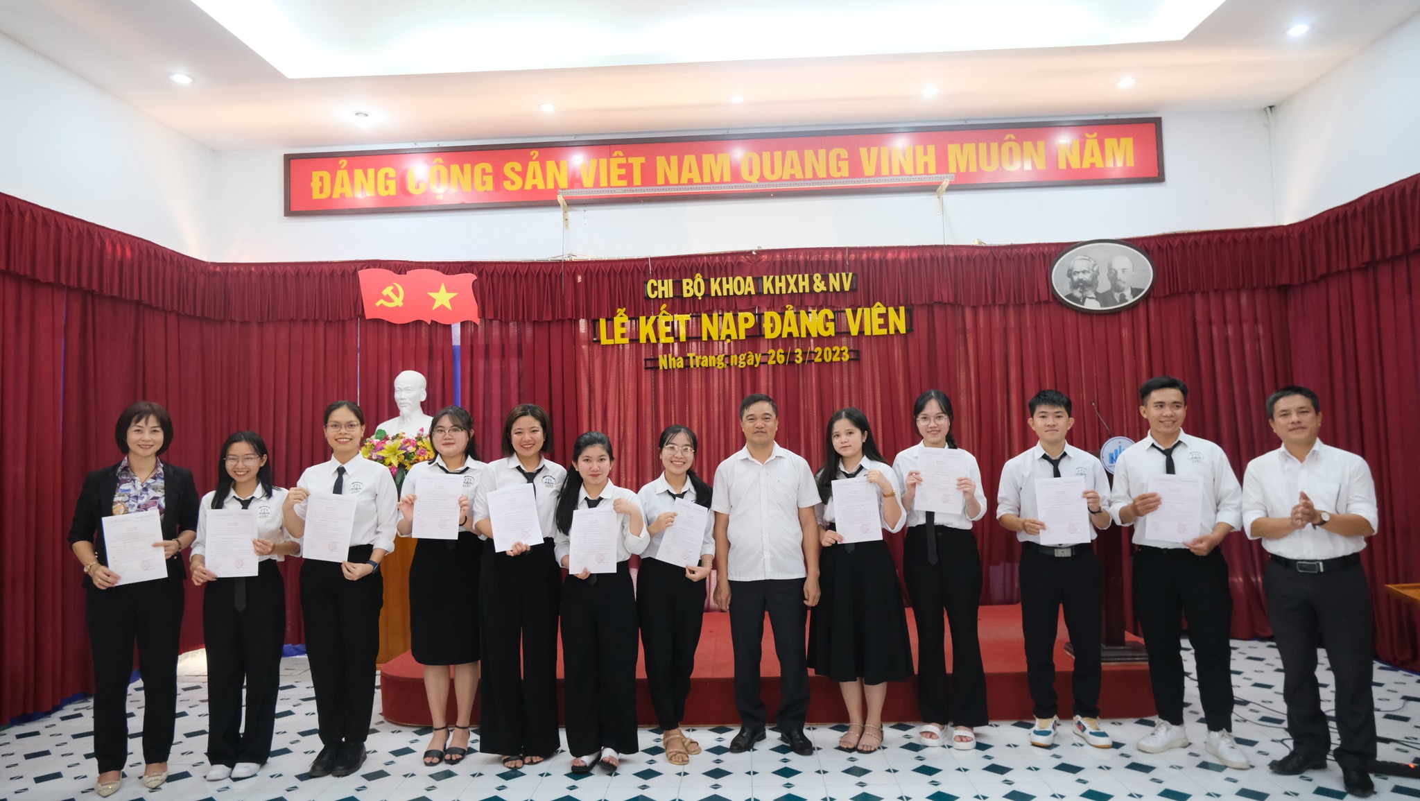 Lễ kết nạp đảng viên chi bộ Khoa học Xã hội và Nhân văn ngày 26/3/2023