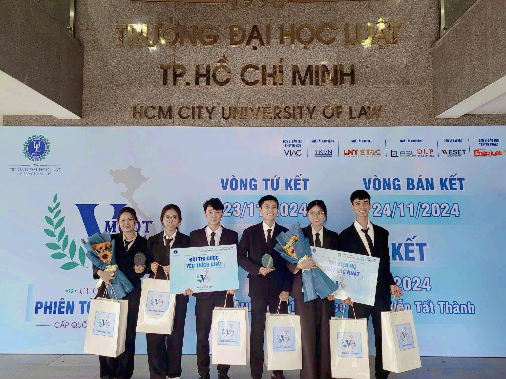 Đội thi LASAN LAW và HOPE, Khoa KHXH&NV xuất sắc giành giải "Bài biện hộ xuất sắc nhất" và "Đội thi được yêu thích nhất” trong cuộc thi Phiên toà giả định VMOOT 2024